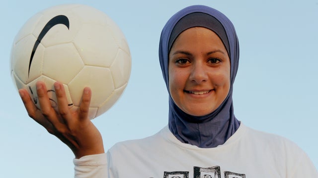 headscarf_soccer_140199105.jpg 