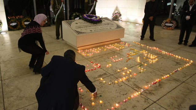 Arafat_grave_132187466.jpg 