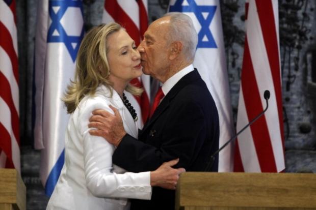Clinton_kiss.JPG 