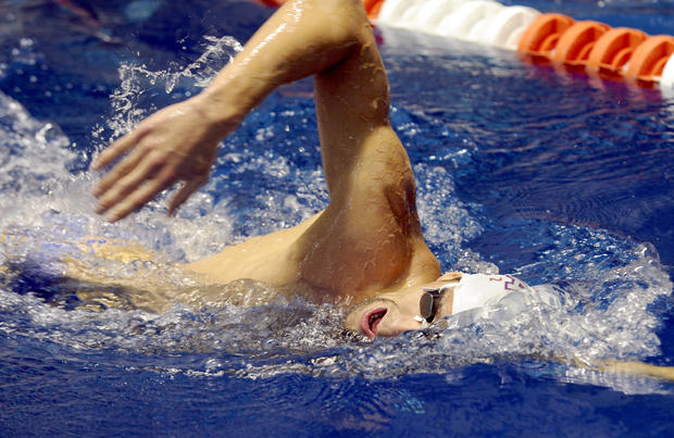Michael Phelps practices  