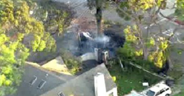 Pilot dies in small plane crash in West L.A. - CBS News