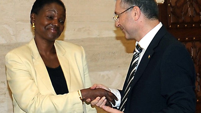 United Nations' humanitarian chief Valerie Amos meets a Syrian opposition member 