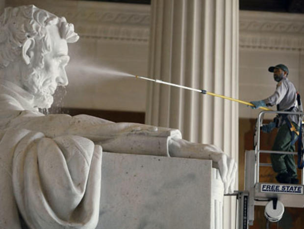 Lincoln Memorial Gets A Wash Down 