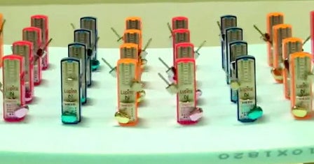 Watch the synchronisation of 32 metronomes (with an explanation behind
