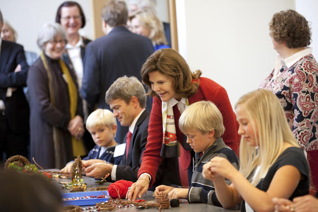 037queen-silvia-with-asi-kids.jpg 