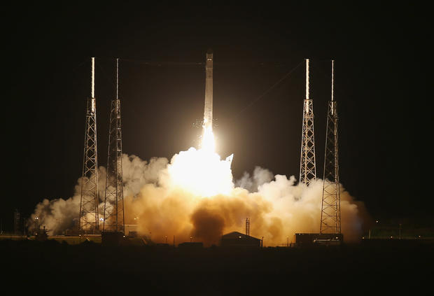 12-SpaceXDragon.jpg 