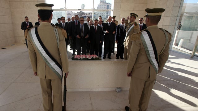 Egyptian politician Amr Mussa (center-left) lays a wreath on the tomb of late Palestinian leader Yasser Arafat 