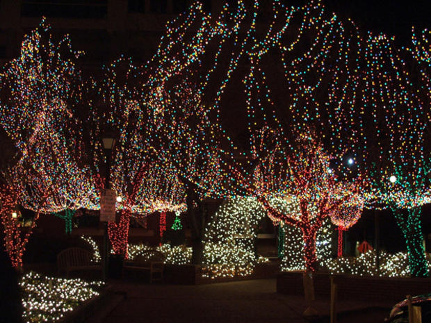 lights-of-the-ozarks-display-fayetteville-ar-photocredit-mrhsfan-flickr1.jpg 