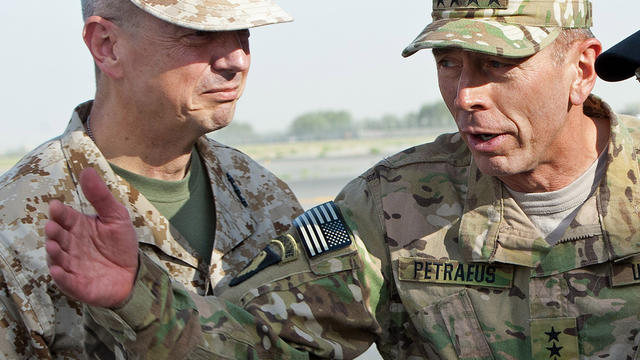 Gen. John Allen (left) and Gen. David Petraeus at Kabul International Airport 