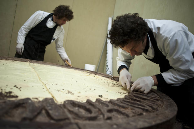 italy-largest-chocolate-coin6318.jpg 