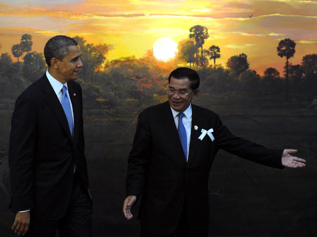 Cambodian Prime Minister Hun Sen (R) ushers US President Barack Obama (L) on arrival at the Peace Palace for the Association of Southeast Asian Nations (ASEAN) and US summit in Phnom Penh on November 19, 2012 following the 21st ASEAN Leaders Summit. 