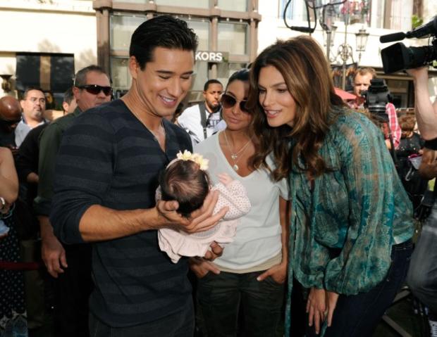 106049013-michael-caulfield-cindy-crawford-r-poses-with-mario-lopez-courtney-mazza-and-daughter-gia-francesca-lopez.jpg 