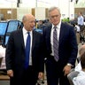 Goldman Sachs CEO Lloyd Blankfein and CBS News' Scott Pelley tour one of the bank giant's trading rooms. 