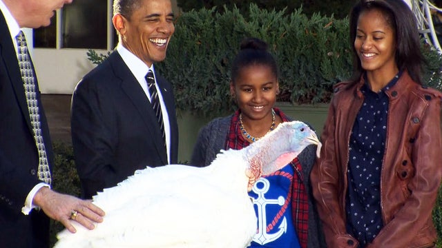 Obama with daughters and turkey 