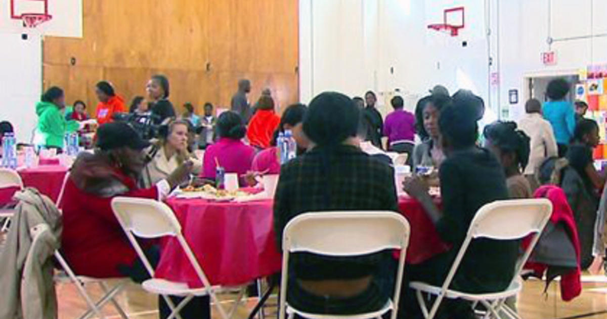 Volunteers Help Bring Thanksgiving Dinner To Far Rockaway Residents