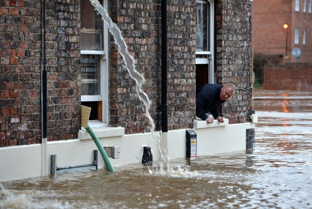 09-UKFloodingNov27.jpg 