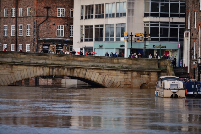 02-UKFloodingNov27.jpg 