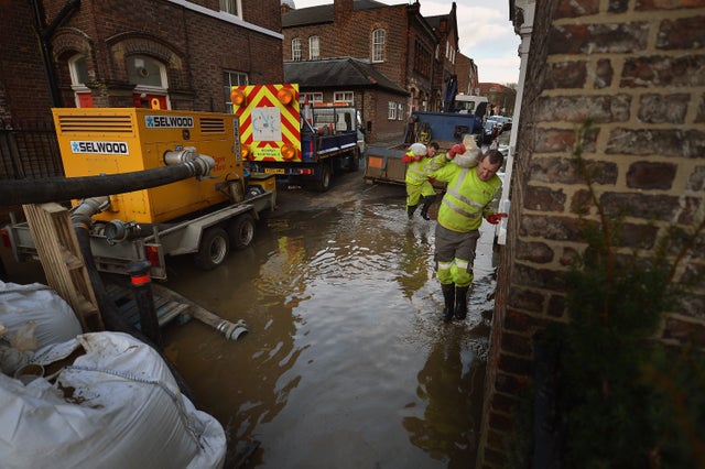 10-UKFloodingNov27.jpg 