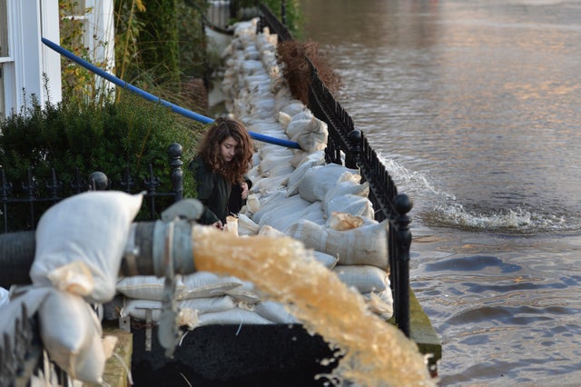 03-UKFloodingNov27.jpg 
