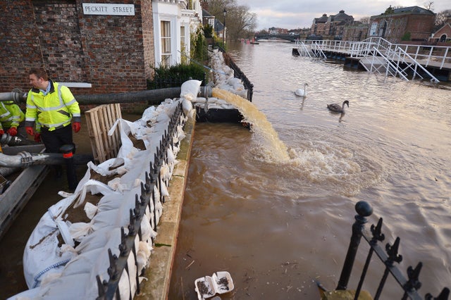 04-UKFloodingNov27.jpg 