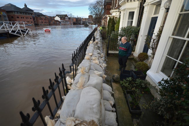 13-UKFloodingNov27.jpg 