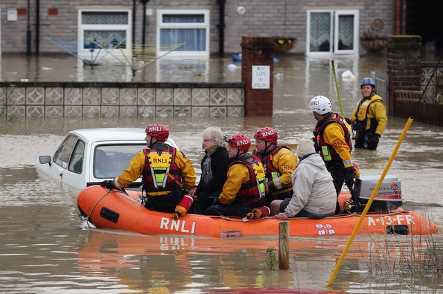 19-UKFloodingNov27.jpg 
