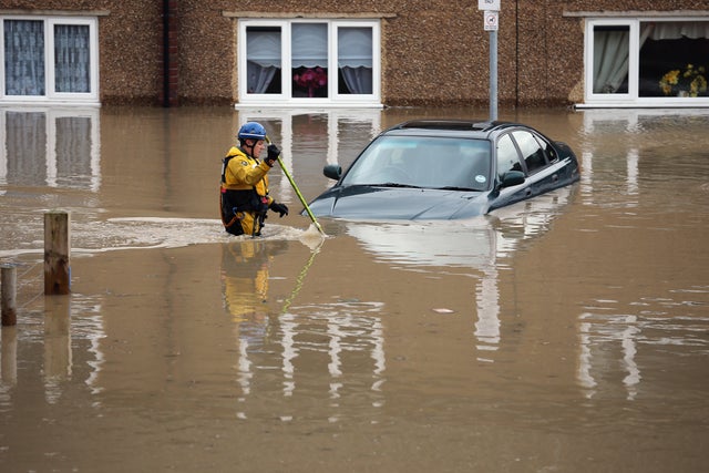 14-UKFloodingNov27.jpg 