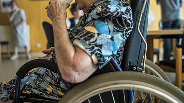 elderly_wheelchair1.jpg 