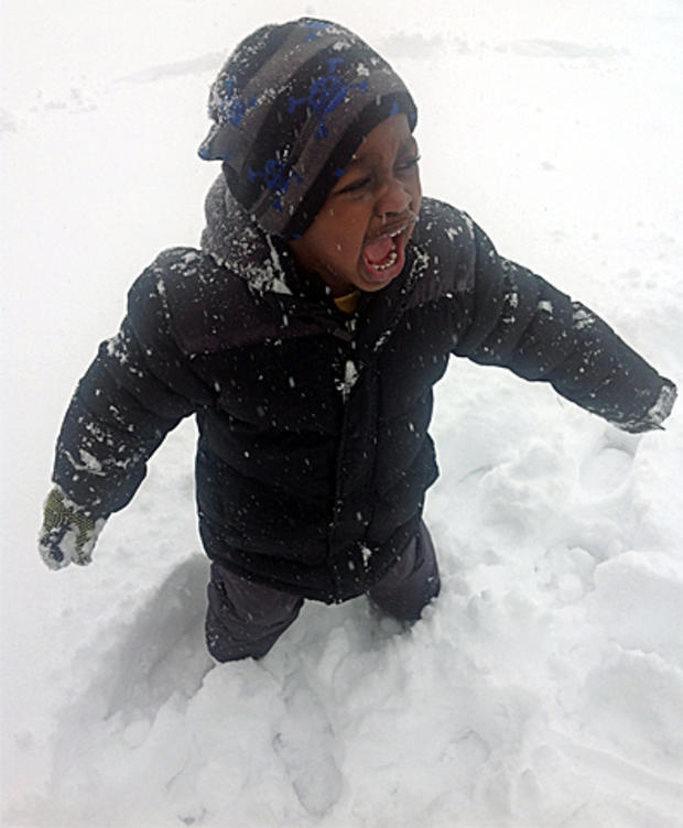 dami-abbey_baby-brother-1st-snow-fight.jpg 