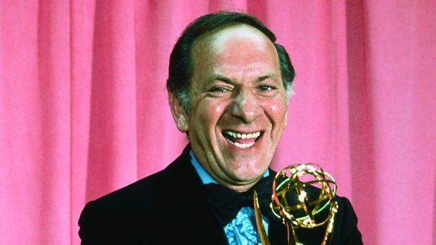  "The Odd Couple" co-star Jack Klugman poses at the Academy of Television Arts & Sciences 25th Annual Emmy Awards held at the Shubert Theatre on May 20, 1973 in Los Angeles, California.  