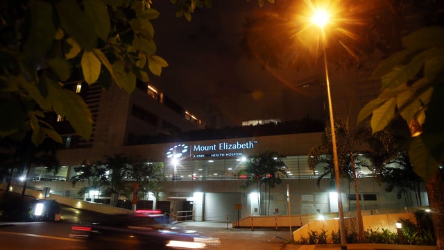 Policemen stop protesters from approaching barricade on way to India Gate while protesting over gang-rape of young woman in moving bus in New Delhi, India, Dec. 27, 2012. 