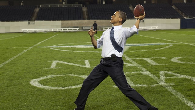 Obama_football_144928199.jpg 