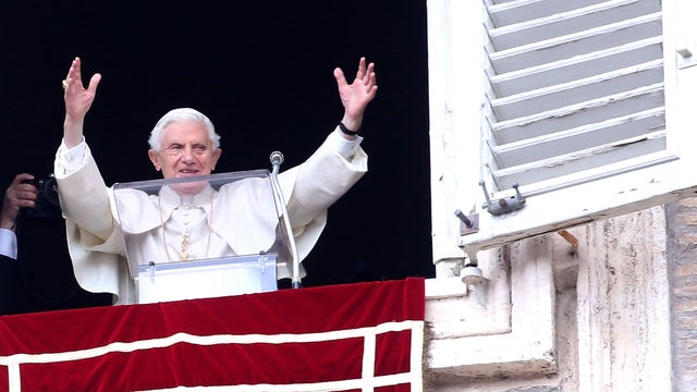 Pope Benedict gives final Sunday blessing 