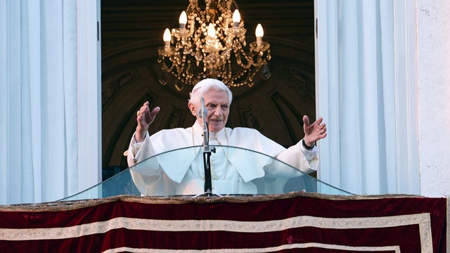 Pope Benedict XVI blesses faifthful for the last time upon arrival in Castel Gandolfo 
