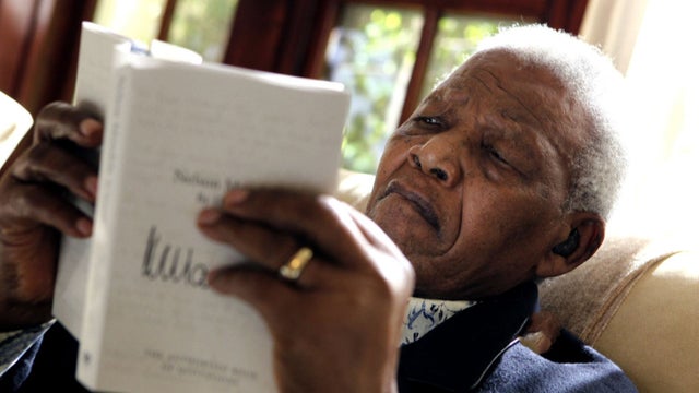 Mandela returns home after night at hospital 