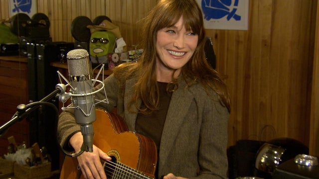 CarlaBruni_02_guitar.jpg 