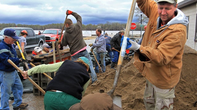 Spring floods continue to soak Midwest 