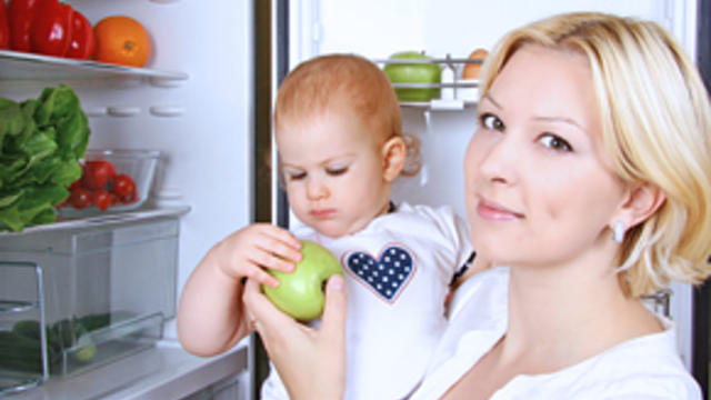 mom_baby_fruit_fridge.jpg 