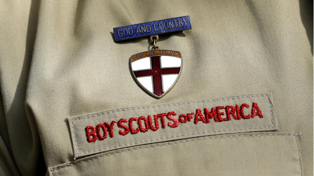 Boy Scout leaders vote to lift ban on gay members 