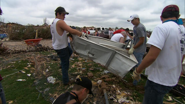 Volunteers from across U.S. help tornado victims in Okla.  