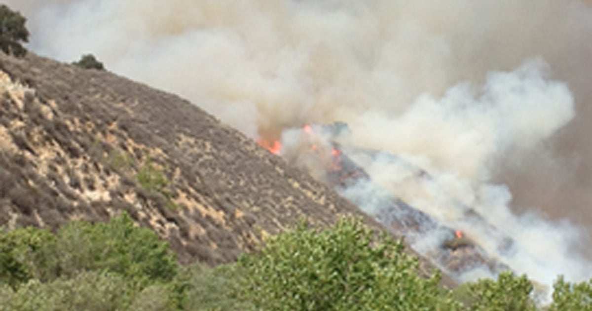 Southern California wildfire forces 1,000 to evacuate - CBS News