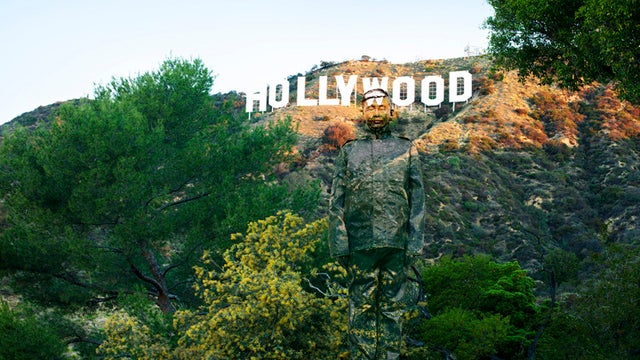 Liu_Bolin_Hiding_in_California_No.2_Hollywood_photograph_2013.jpg 