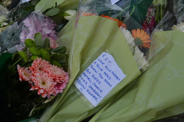 Soldier leaves a letter for Drummer Lee Rigby 