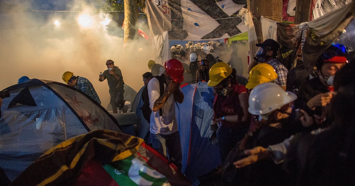 Turkish riot police disperse protesters in park - CBS News