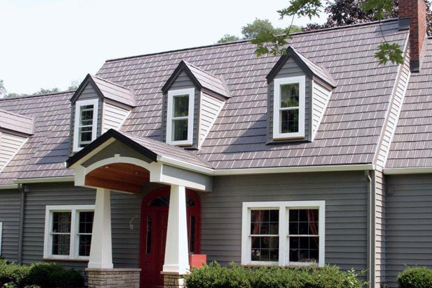 metal-shake-roof-on-traditoinal-styled-home.jpg 