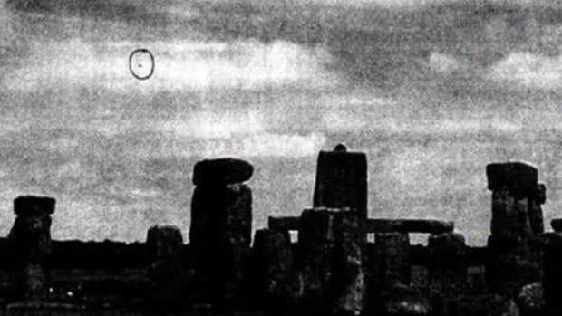 stonehenge-UFO.png 