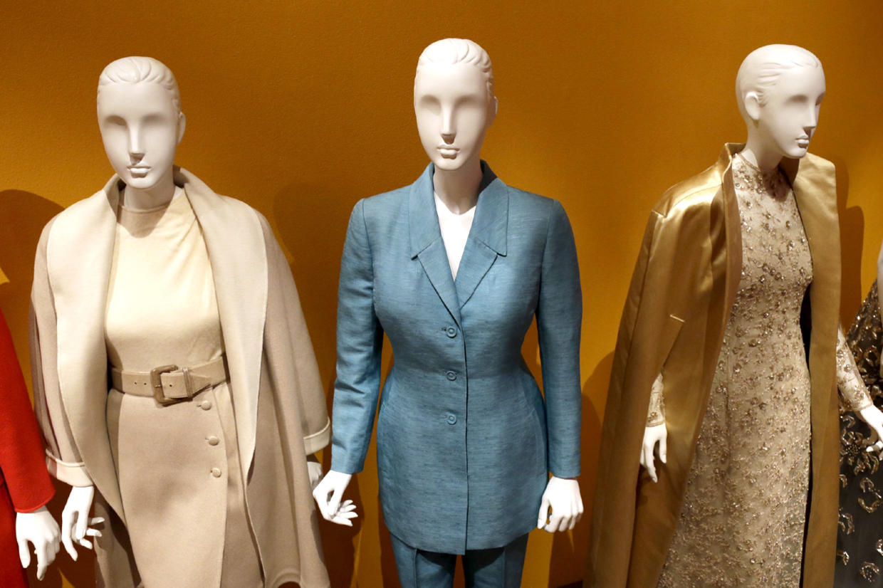 Hillary Clinton pantsuit displayed in Arkansas museum - CBS News