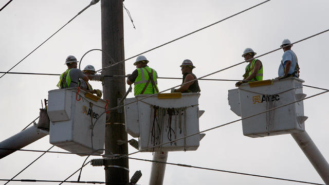 power-outage-workers.jpg 