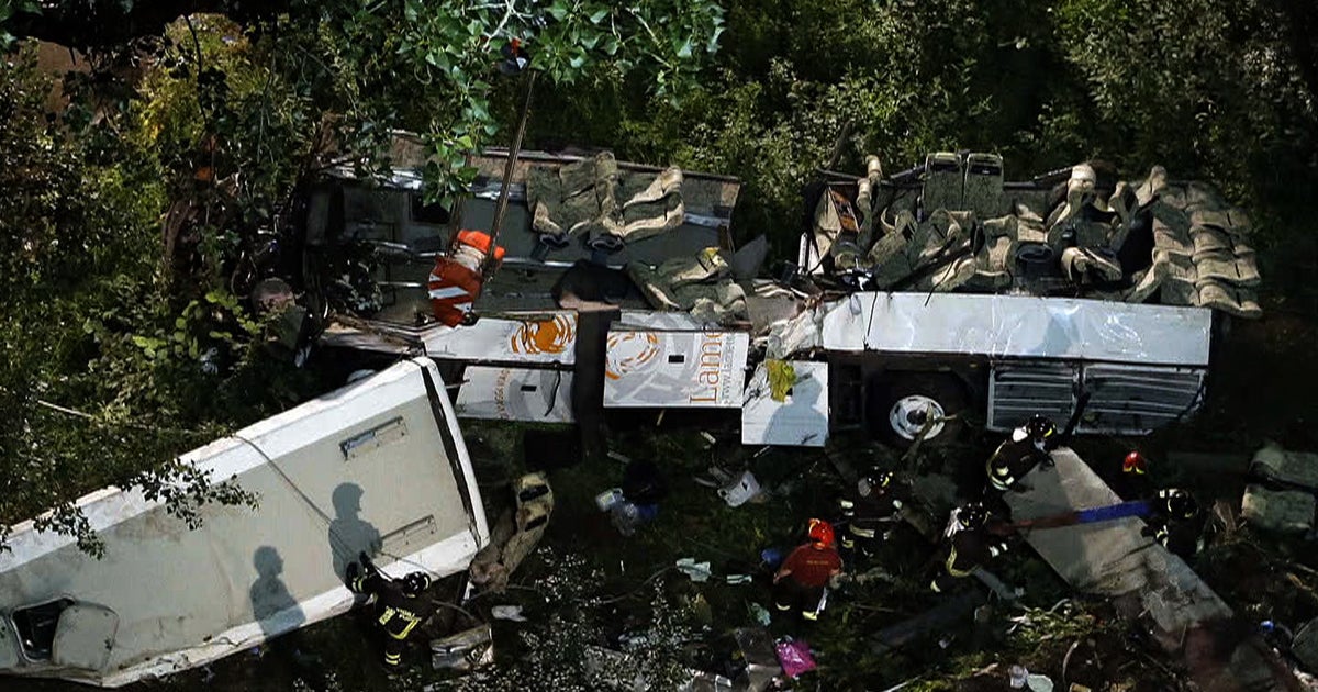 Tour bus plunges into a ravine, killing at least 37 people in Italy ...