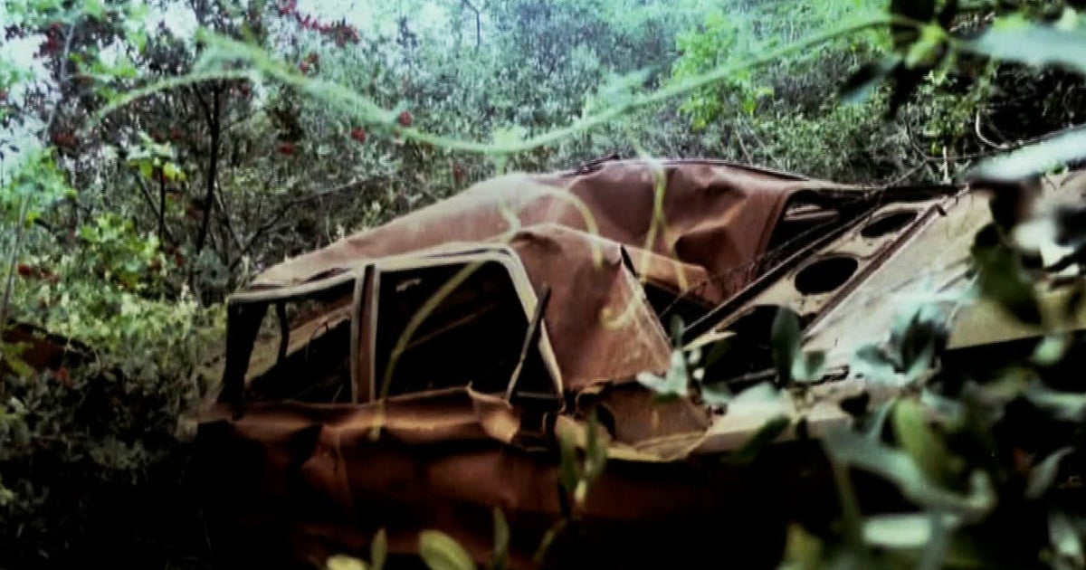 Mulholland Drive decaying car wrecks inspire photo series - CBS News